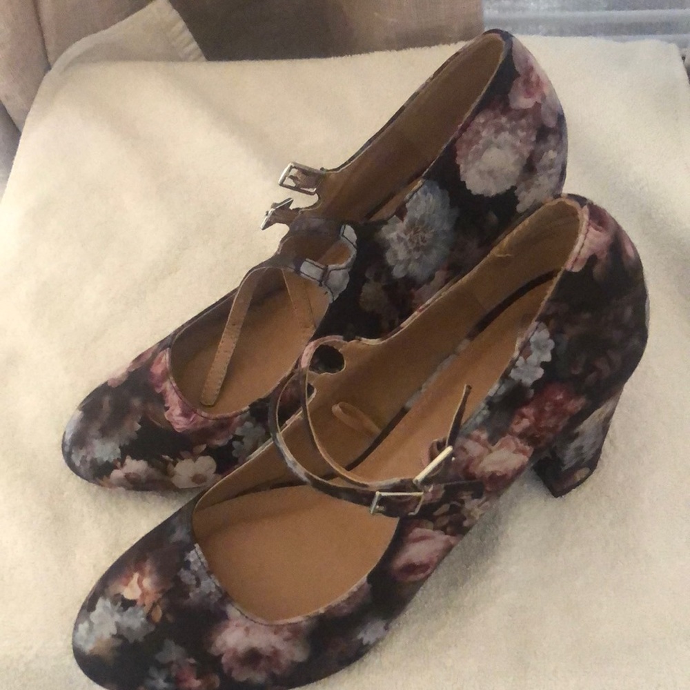 Size 9.5 Lolly Double straps  floral 3 inch heels.